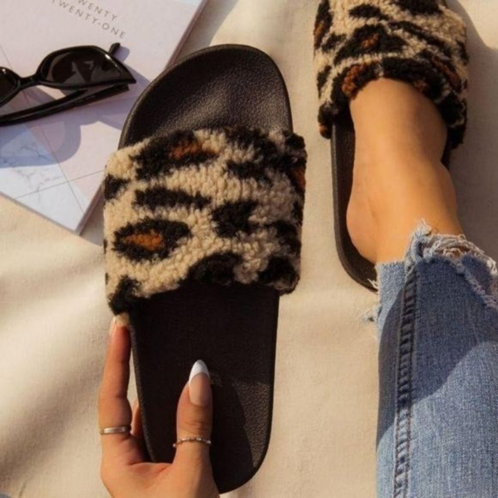 New in box Leopard Faux Sherpa Slides